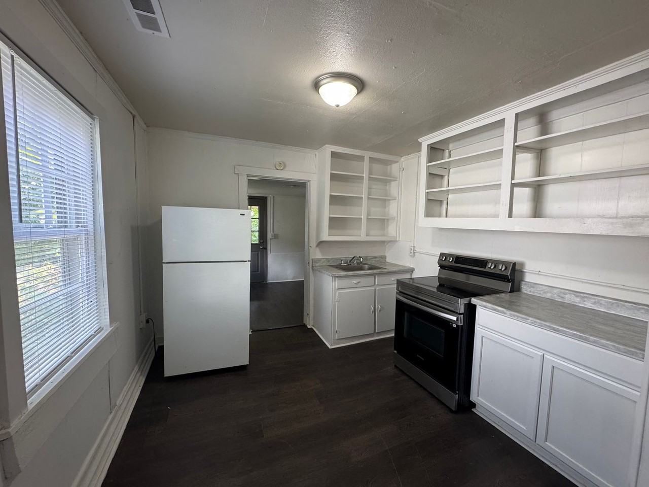 411 E 17th St - Photo 3 of 10