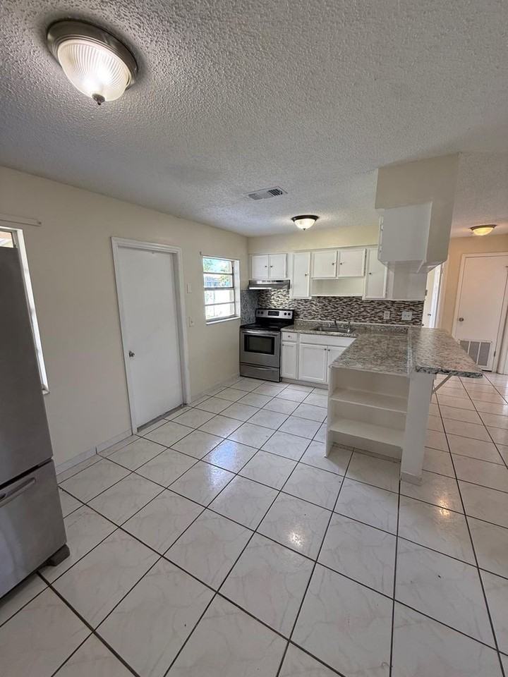 204 La Paz Dr - Photo 7 of 33