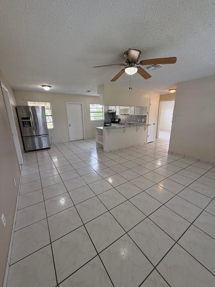 204 La Paz Dr - Photo 5 of 33