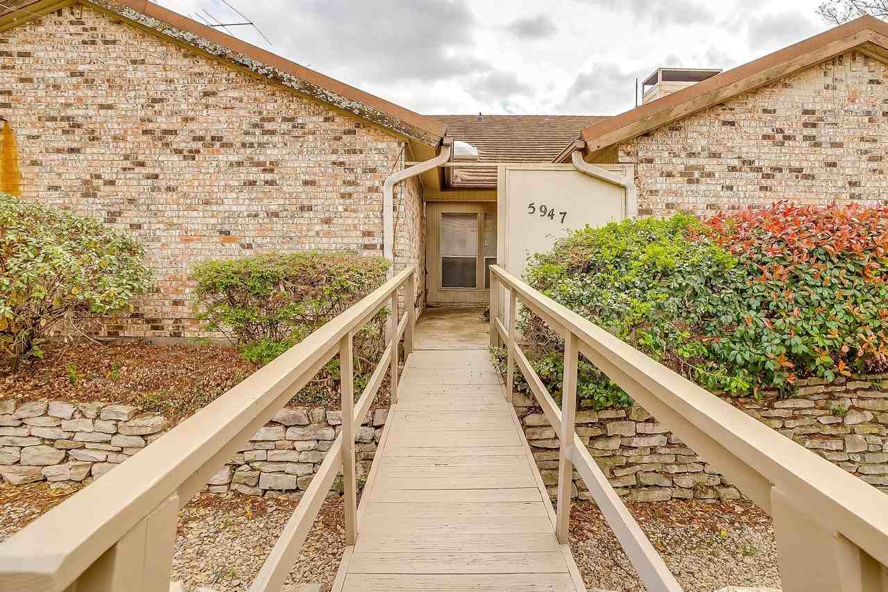 5947 Chimney Wood Cir - Photo 4 of 42