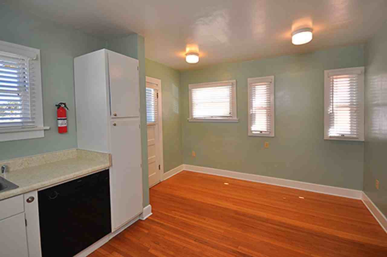 702 Leonard Ave - Photo 6 of 17