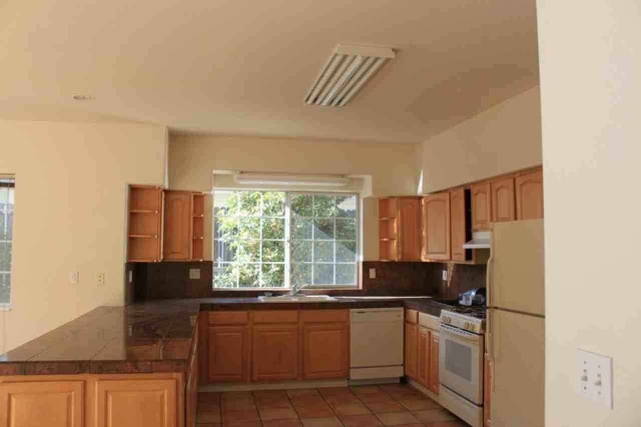 4527 Hollister Ave - Photo 3 of 14