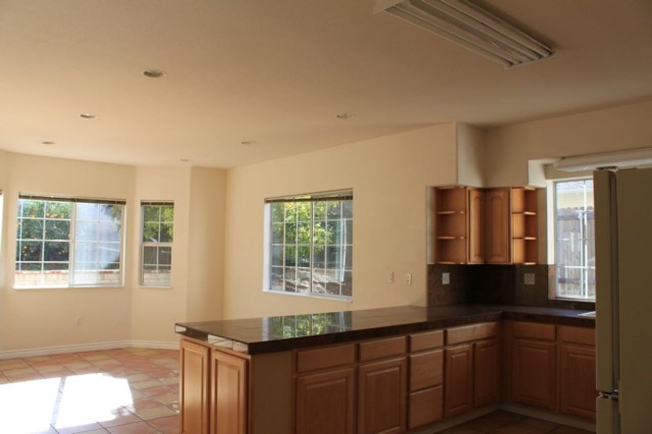 4527 Hollister Ave - Photo 4 of 14