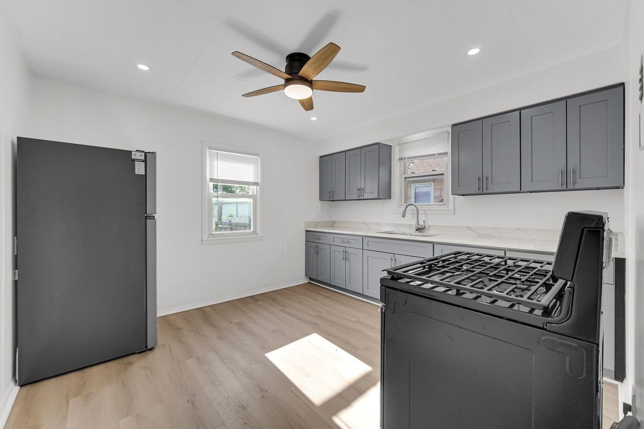 2842 Schrage Ave - Photo 6 of 16