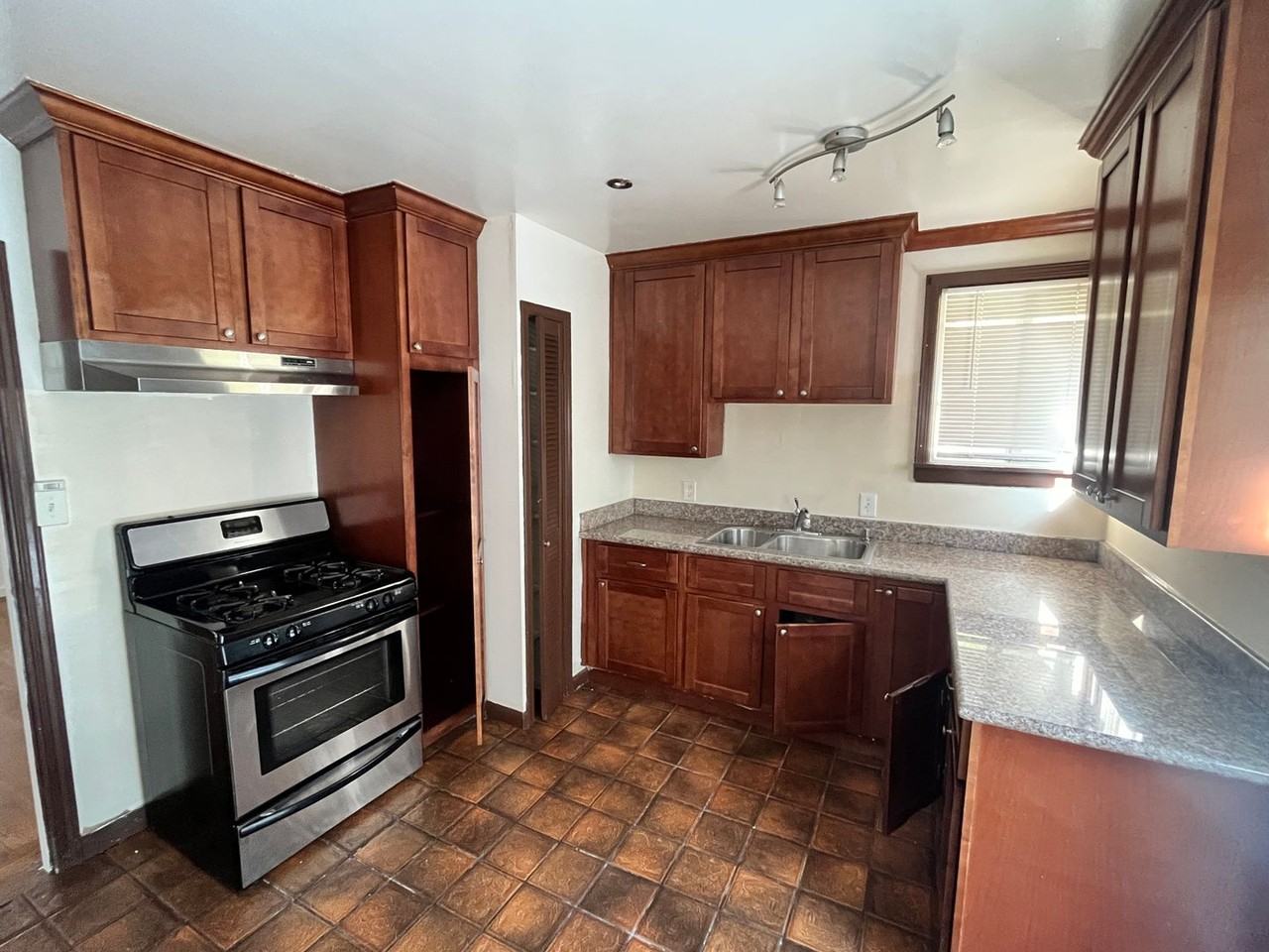 20900 Birch St - Photo 6 of 9