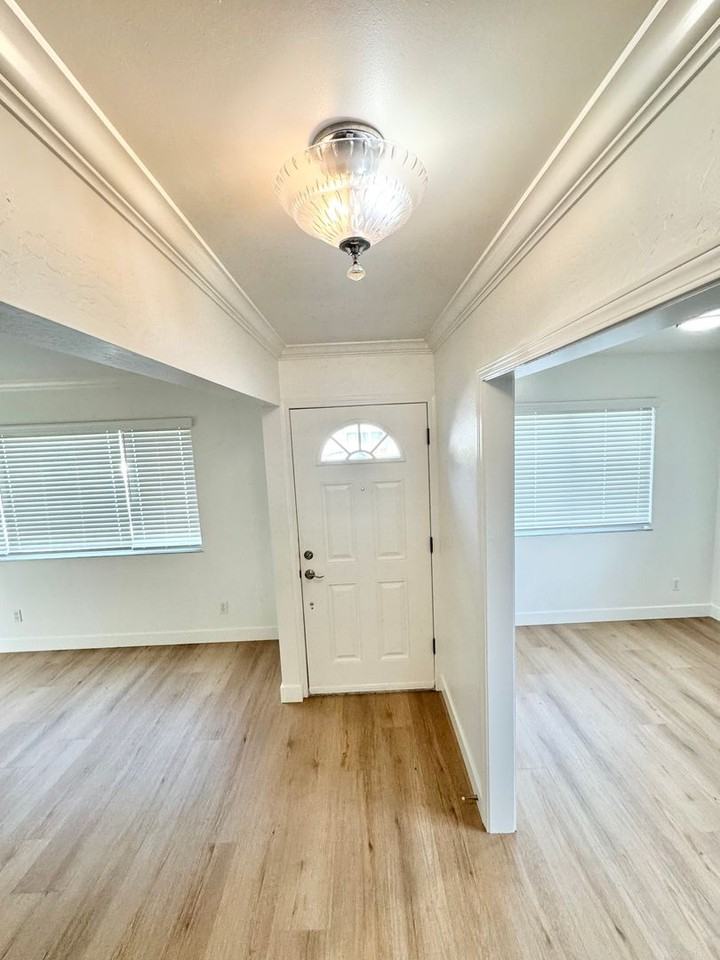 1797 Knox St - Photo 2 of 26