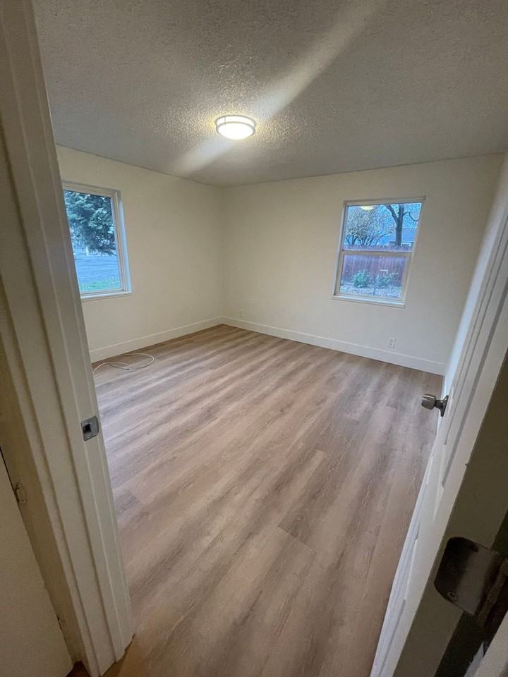 280/290/310/320 N Seneca Road - Photo 3 of 9