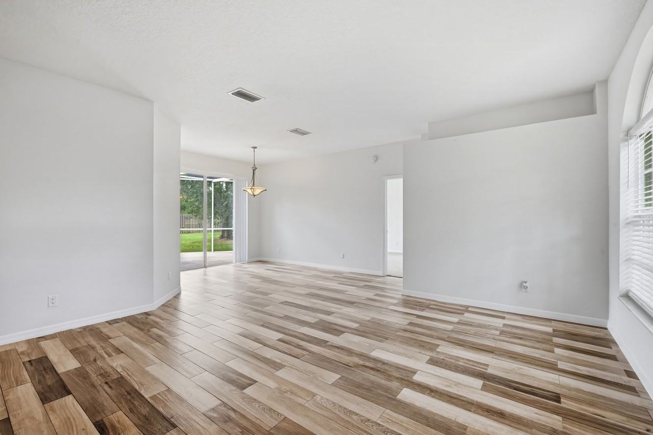 9810 Bennington Dr - Photo 4 of 30