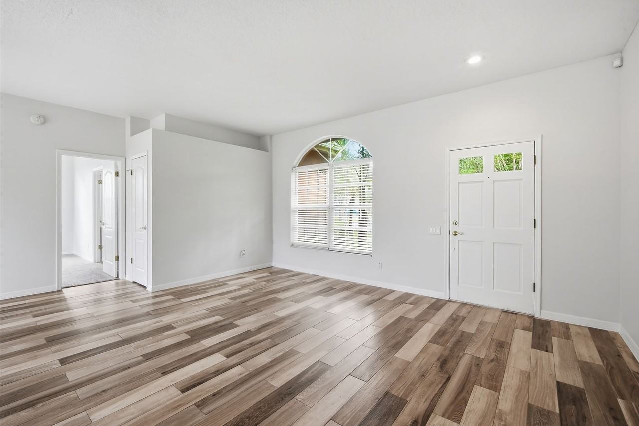 9810 Bennington Dr - Photo 5 of 30