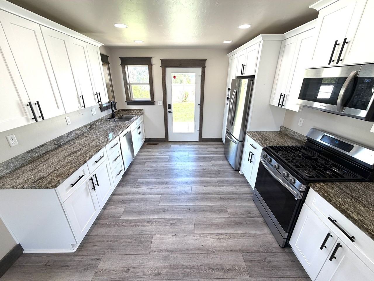 2865 Ashley Ave - Photo 4 of 15