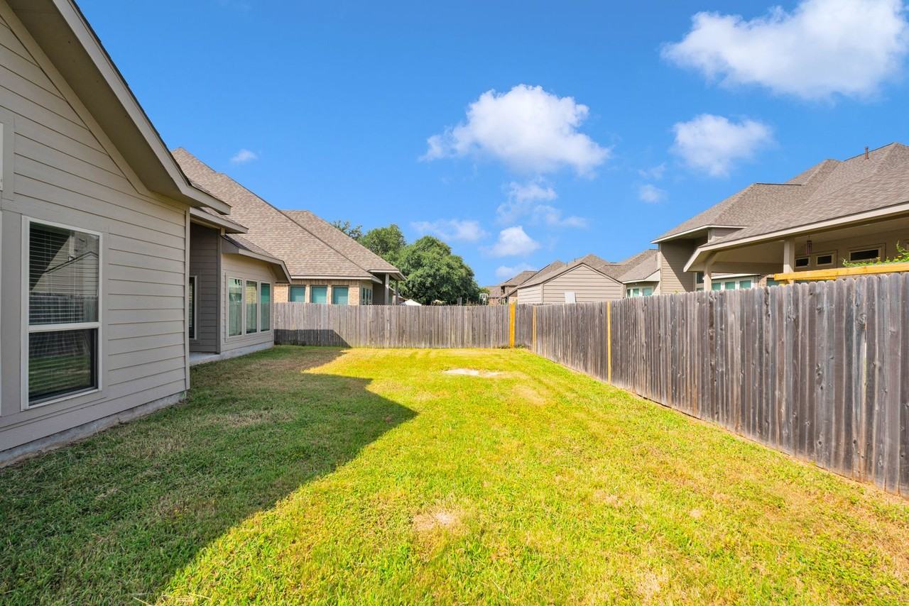 8823 Haystack Rd - Photo 5 of 25
