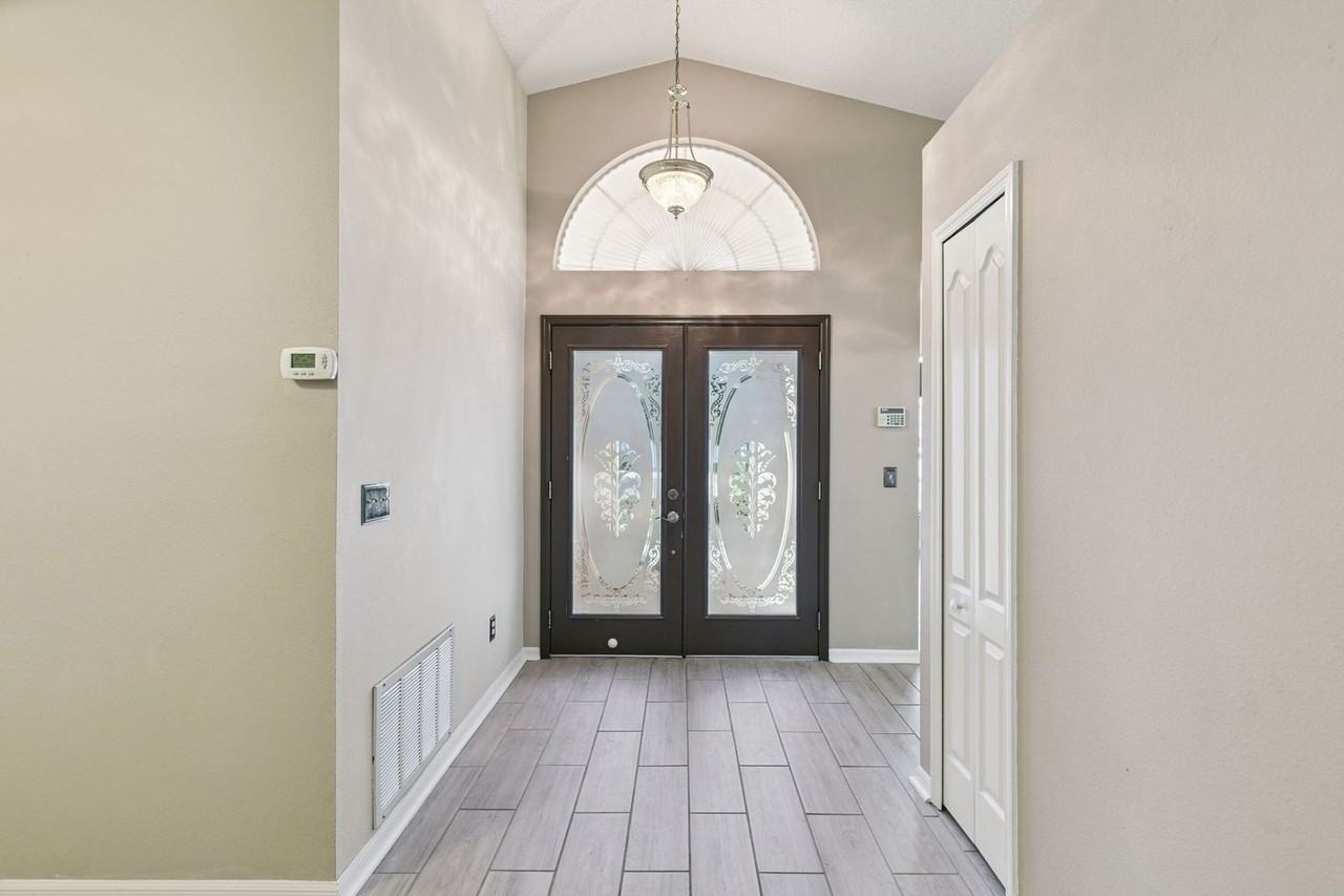 13750 Huntwick Dr - Photo 4 of 34