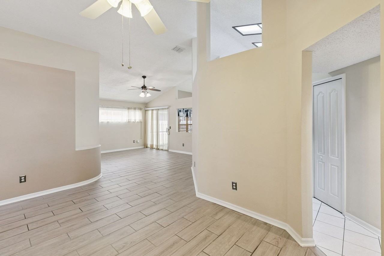 13750 Huntwick Dr - Photo 6 of 34
