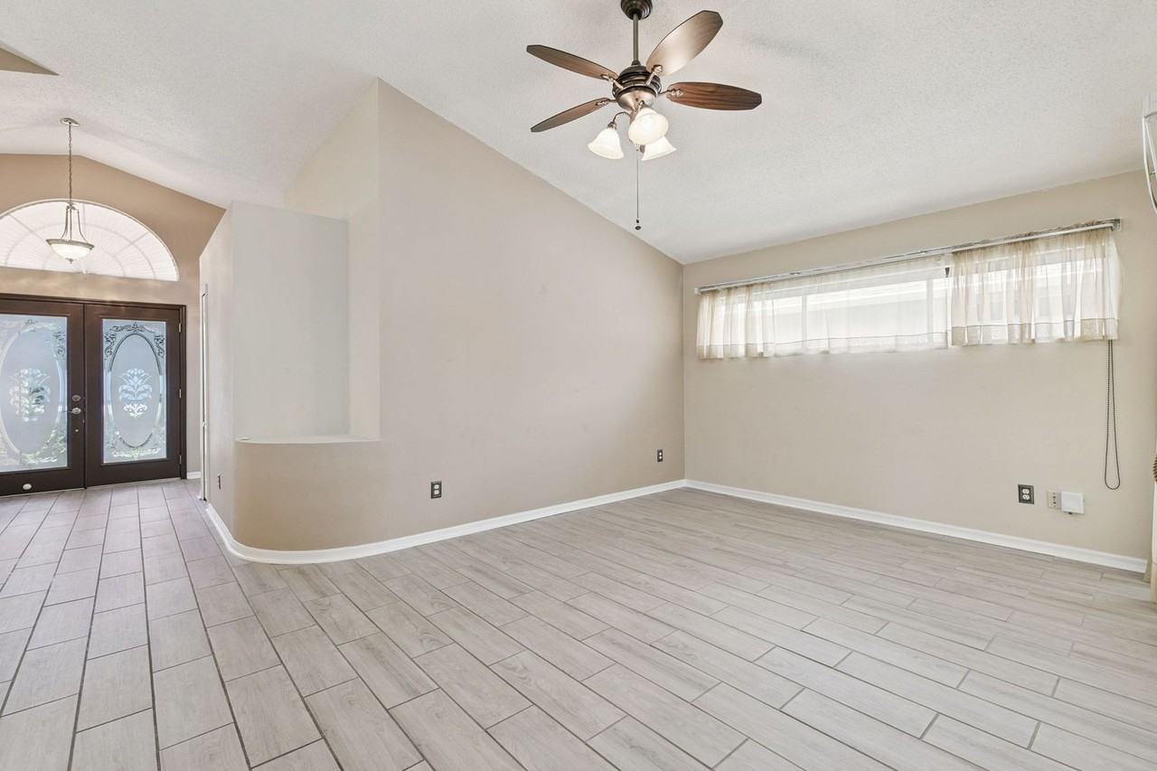 13750 Huntwick Dr - Photo 7 of 34