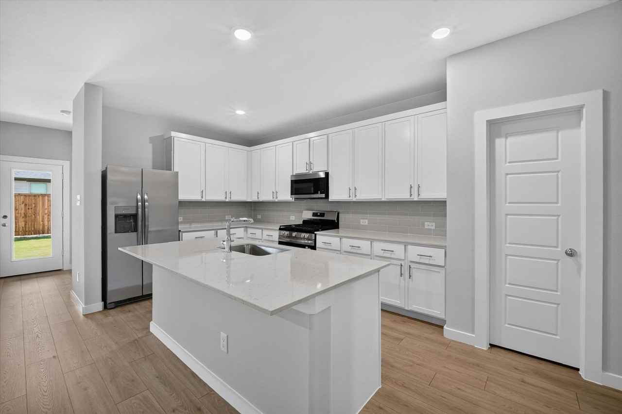709 Summerberry Dr - Photo 3 of 19