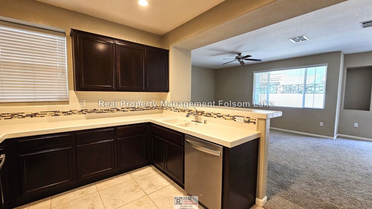 303 Cezanne Ln - Photo 4 of 22