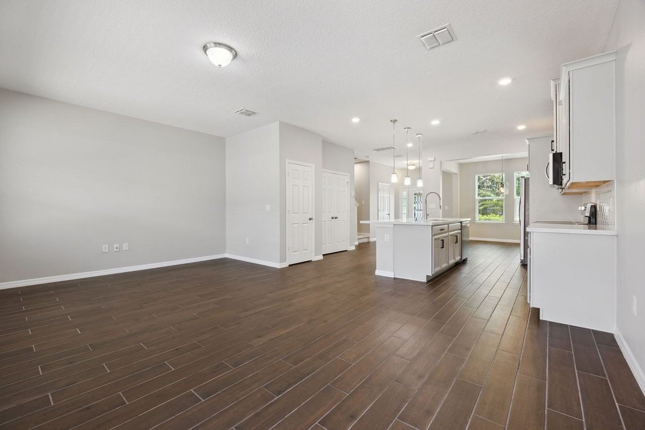 8130 Bluejack Oak Dr - Photo 6 of 32