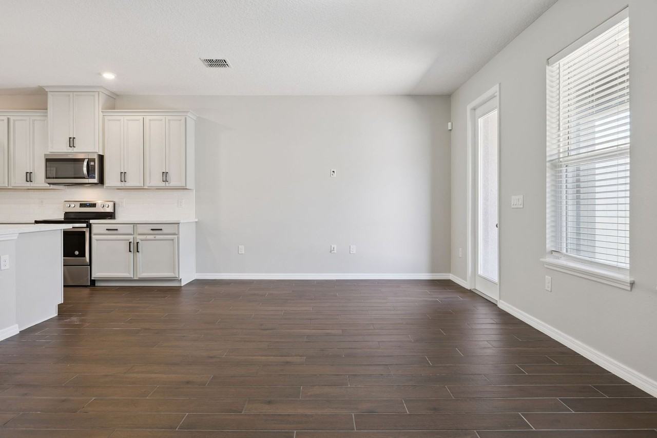 8130 Bluejack Oak Dr - Photo 7 of 32