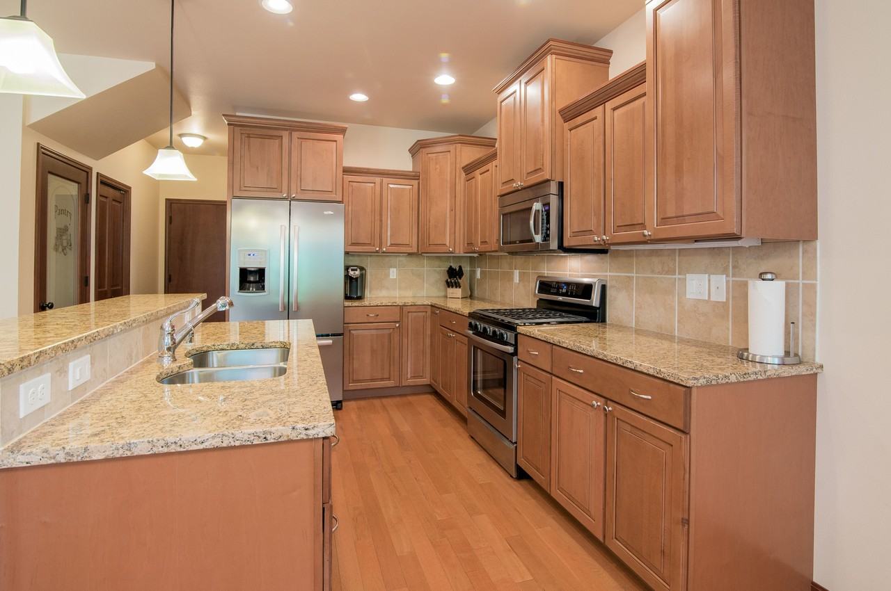 5565 Old Settler Dr - Photo 3 of 18
