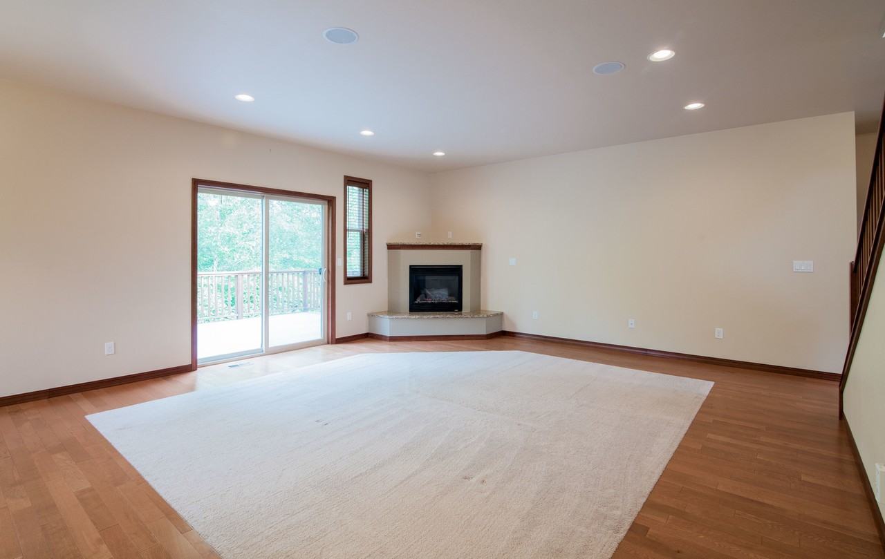 5565 Old Settler Dr - Photo 6 of 18