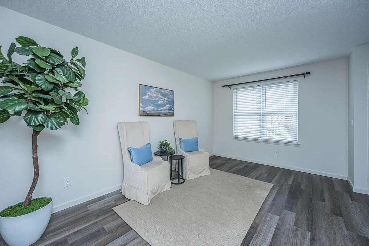 306 Crestview Dr - Photo 4 of 19