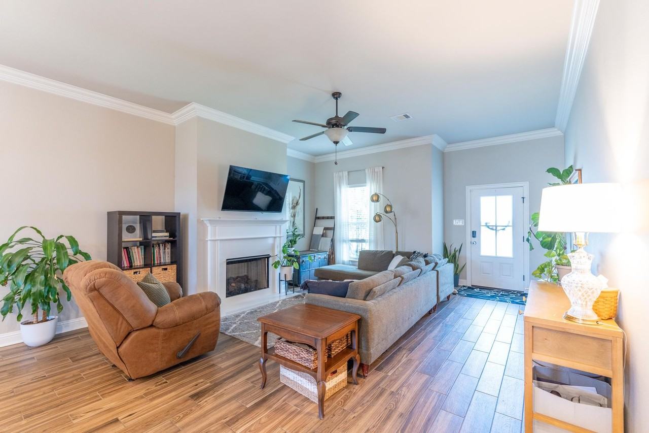 430 Mangrove Ln - Photo 2 of 9