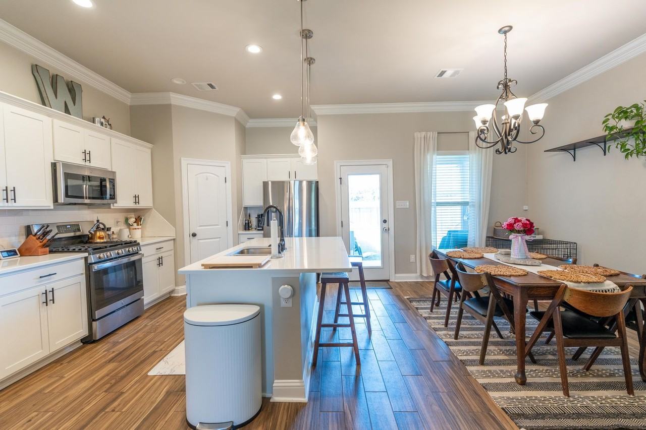 430 Mangrove Ln - Photo 3 of 9