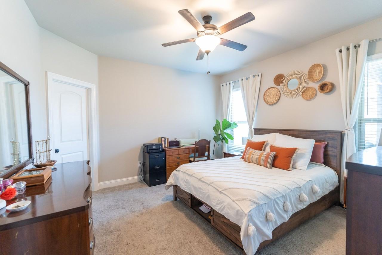 430 Mangrove Ln - Photo 4 of 9