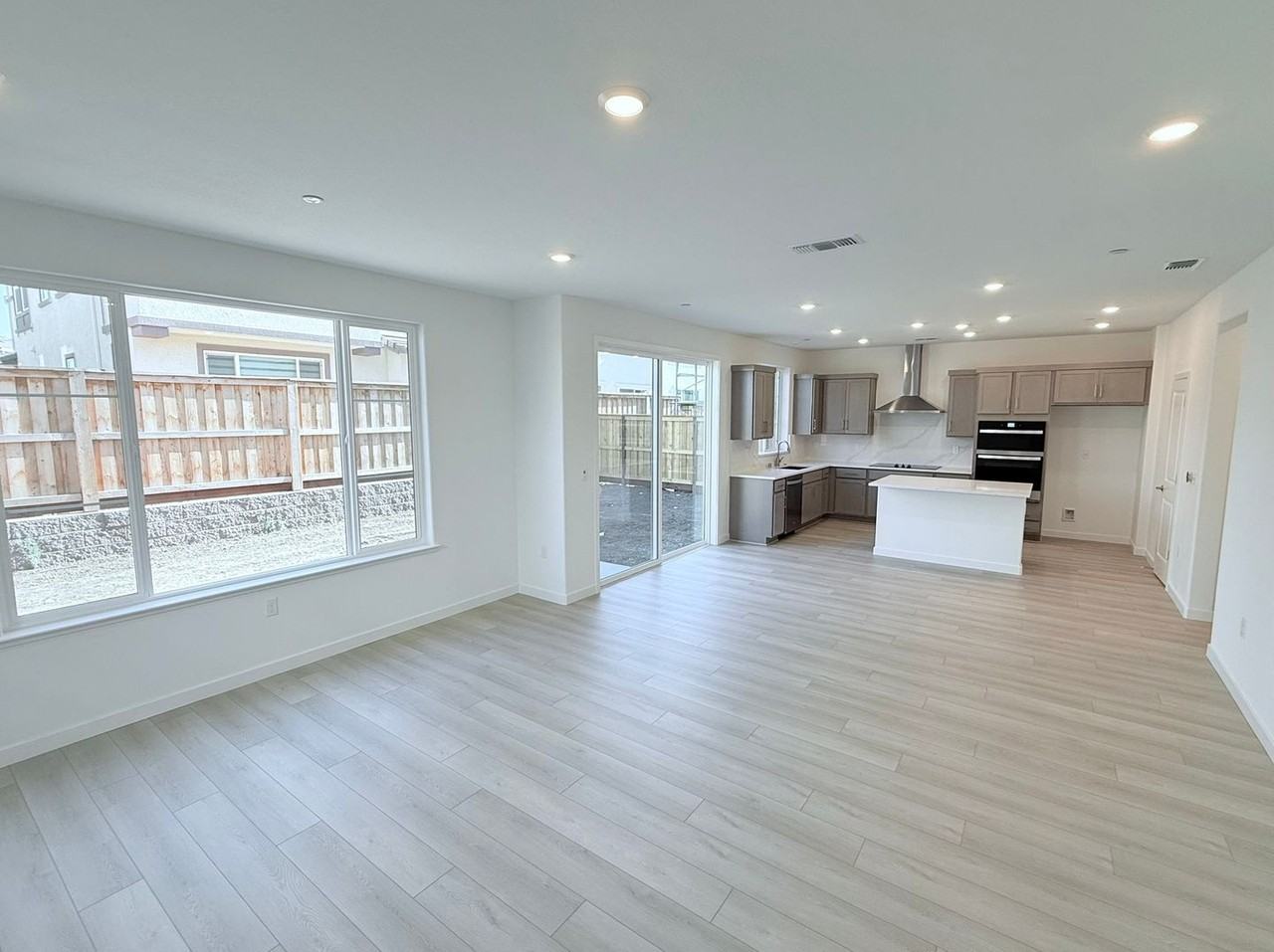 338 E Beatrice Ave - Photo 7 of 26