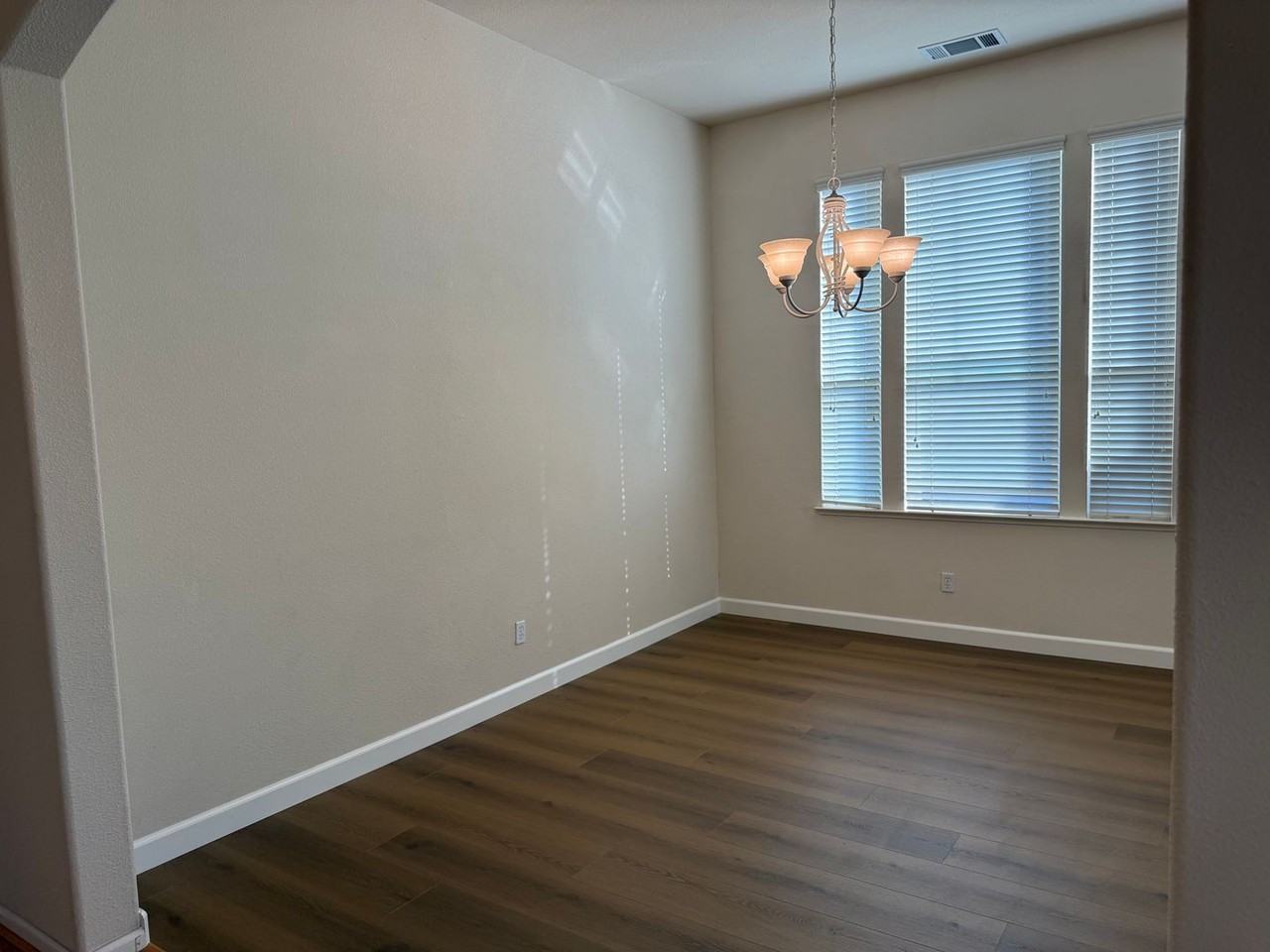 1587 Regent Dr - Photo 6 of 44