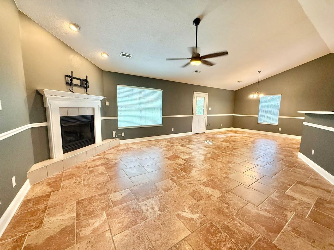 1105 Mercer Dr - Photo 4 of 24