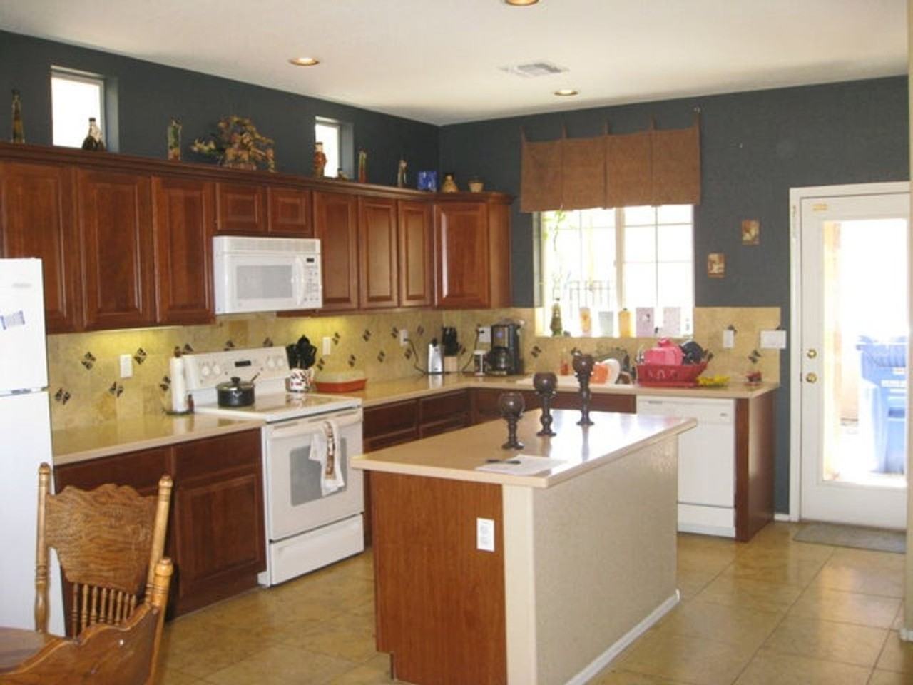 9138 W Cypress St - Photo 5 of 6