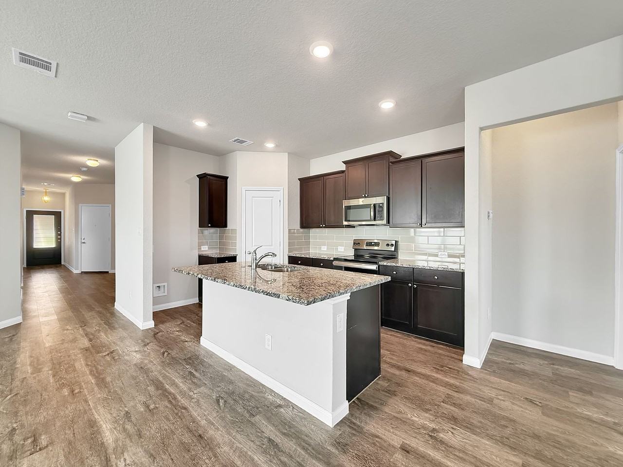 401 Utica Way - Photo 7 of 25