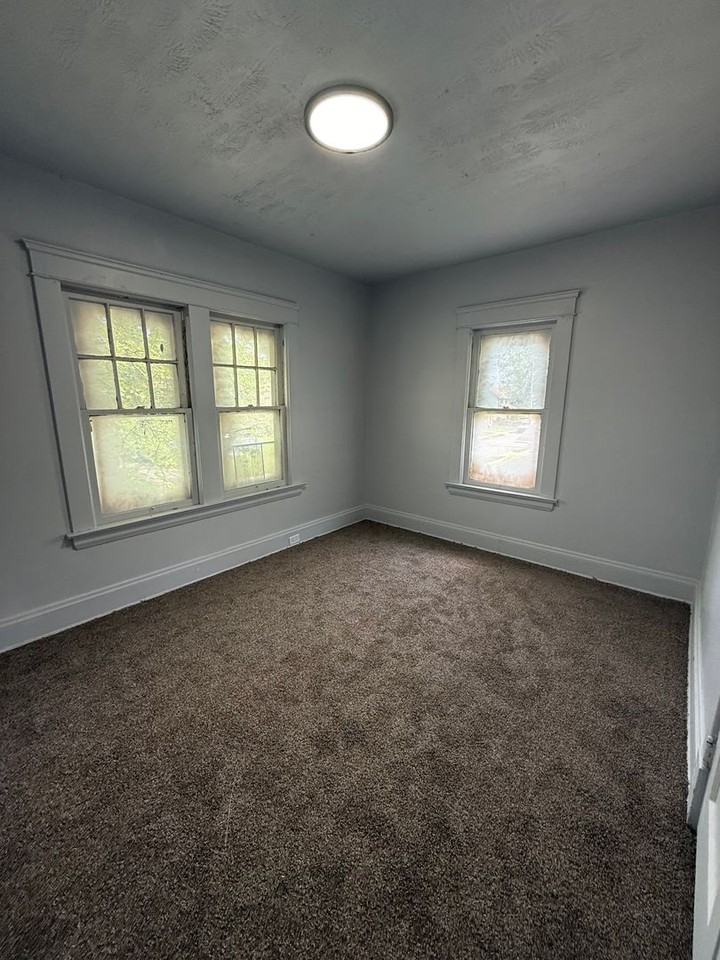 11704 Thornwood Ave - Photo 2 of 7