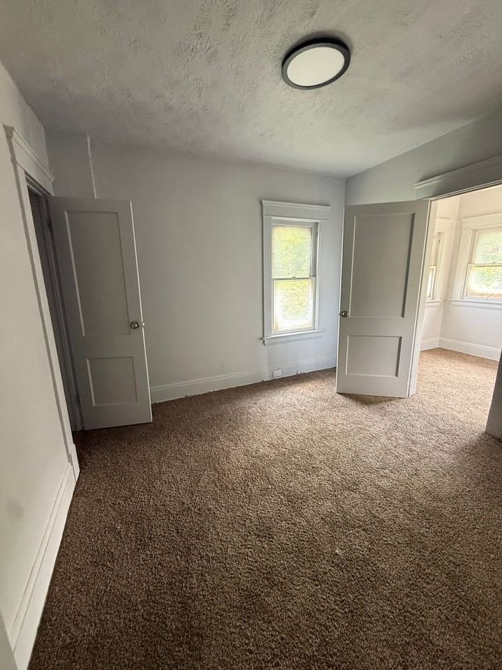 11704 Thornwood Ave - Photo 5 of 7