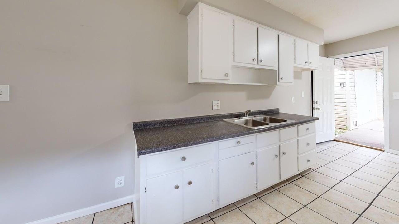 583 Chittenden St - Photo 4 of 14
