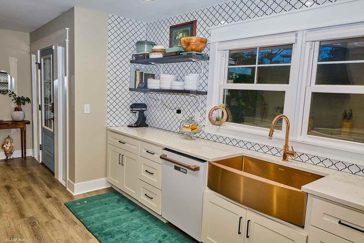 305 Ship Point Rd - Photo 5 of 44
