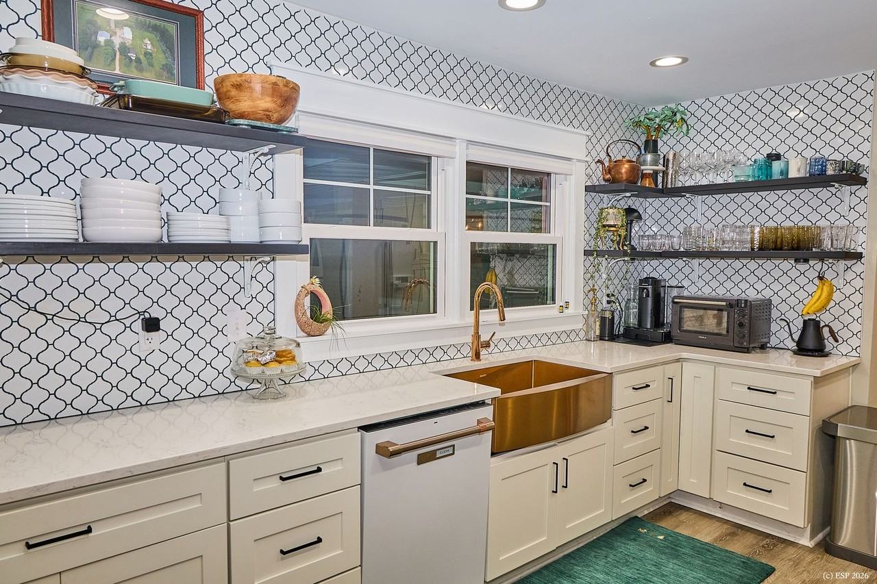 305 Ship Point Rd - Photo 6 of 44