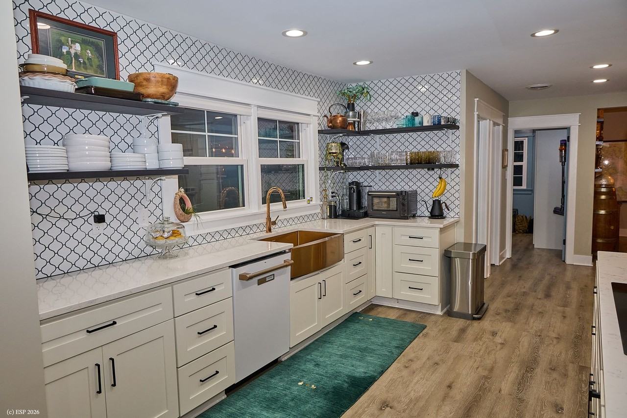 305 Ship Point Rd - Photo 7 of 44