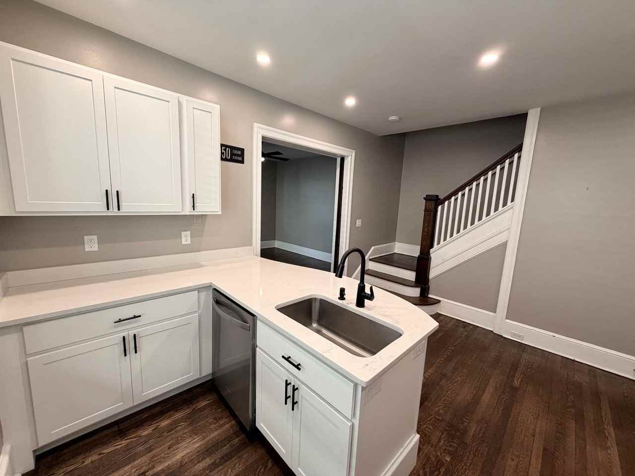 1050 Edgar Ave - Photo 5 of 22