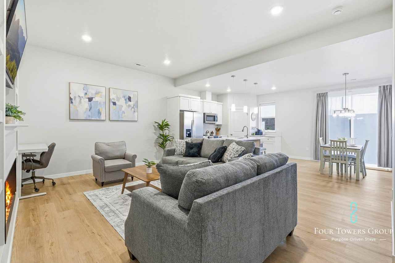 1203 Ne Emerald Dr - Photo 2 of 16