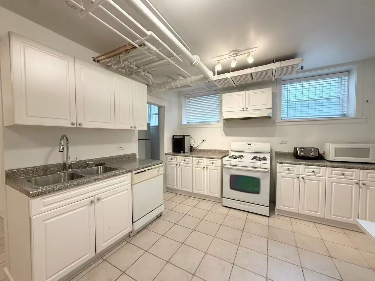 415 W Surf St #3 - Photo 3 of 8