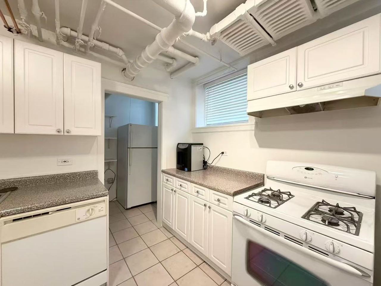 415 W Surf St #3 - Photo 6 of 8