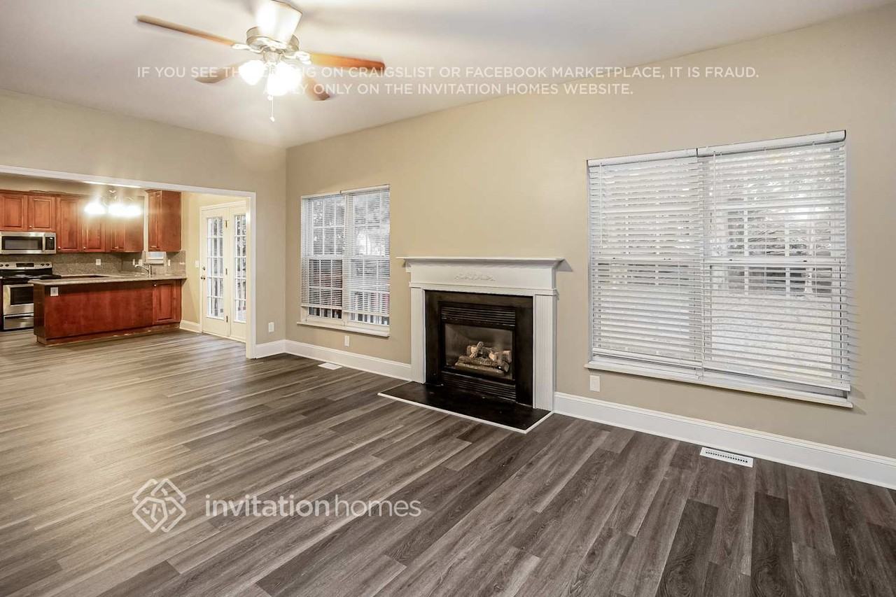 16100 Epiphany Ct - Photo 5 of 18