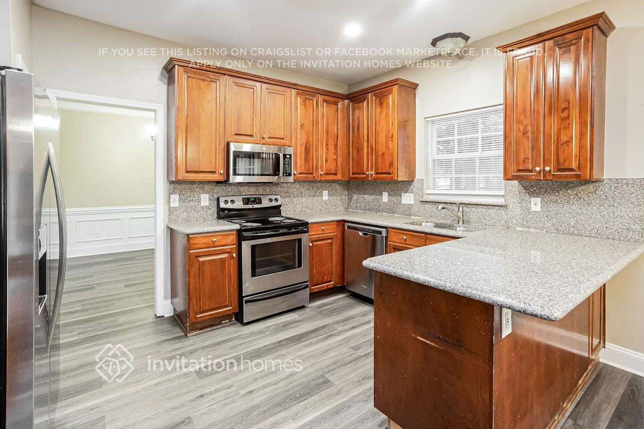 16100 Epiphany Ct - Photo 7 of 18