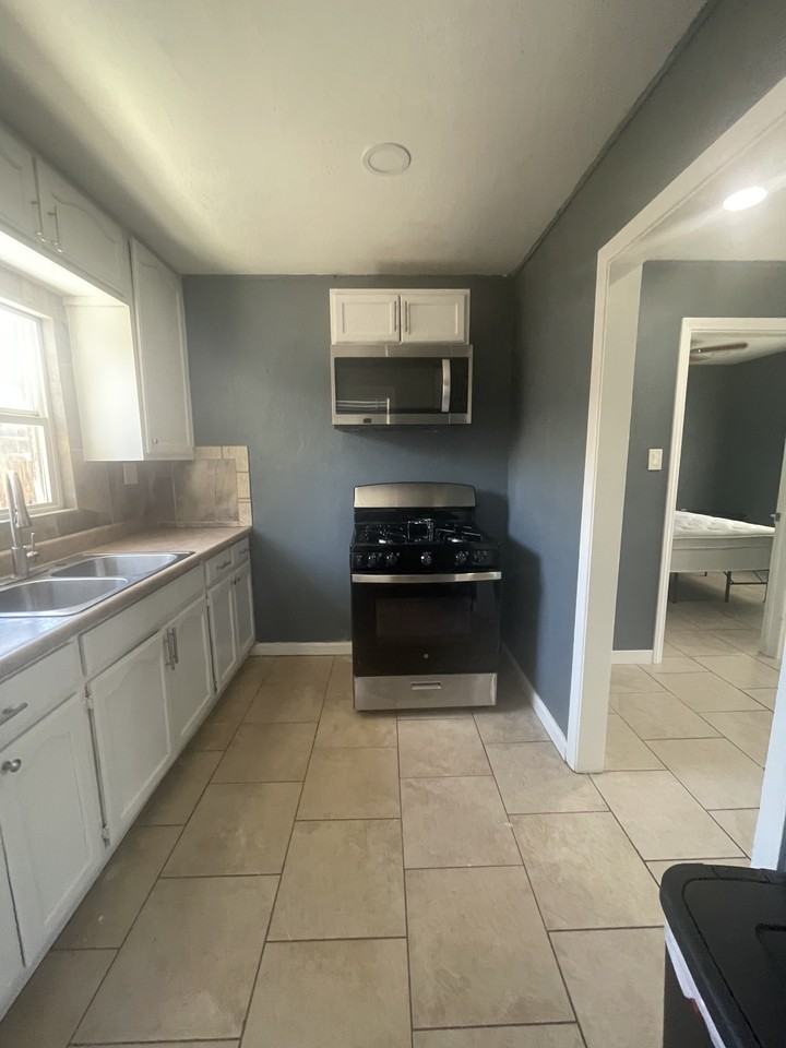 235 W Robertson Rd #B - Photo 3 of 9