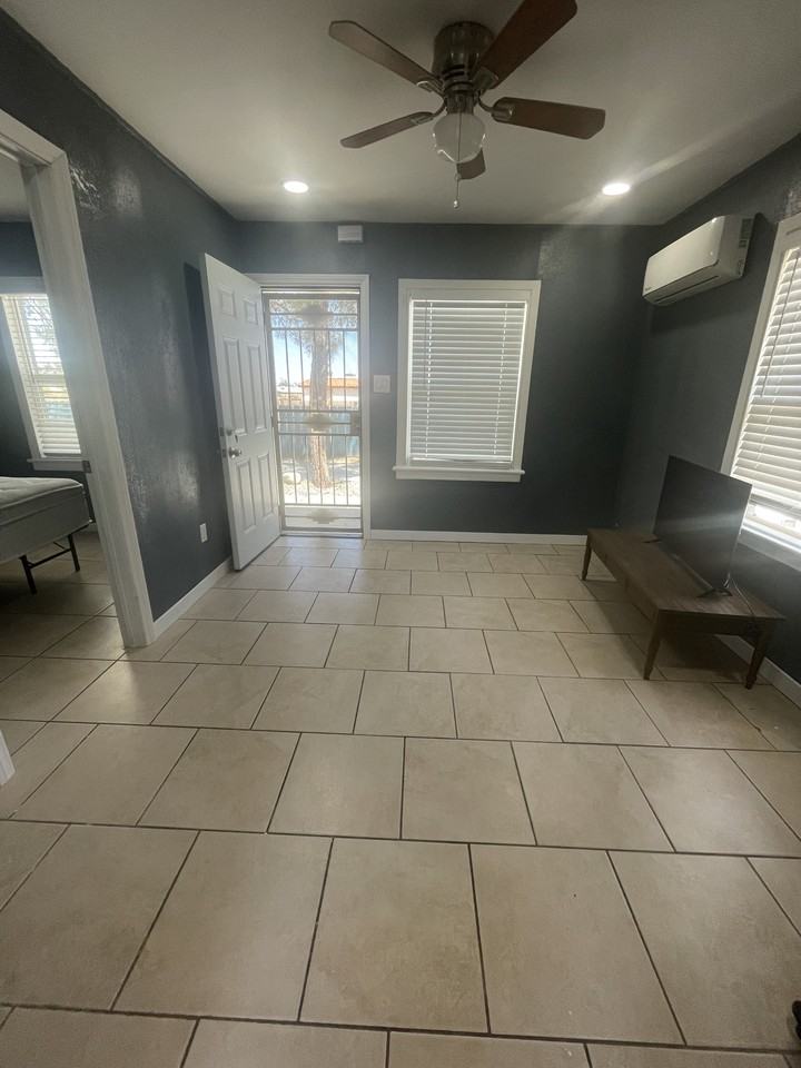 235 W Robertson Rd #B - Photo 4 of 9