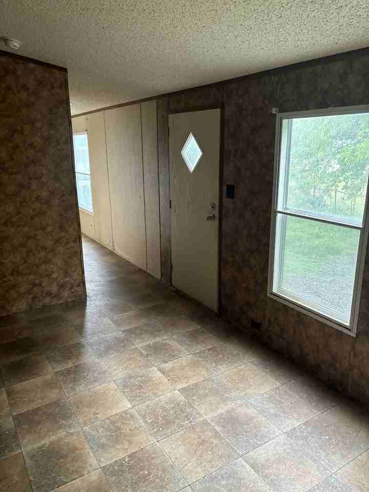 407 E Main St - Photo 4 of 11