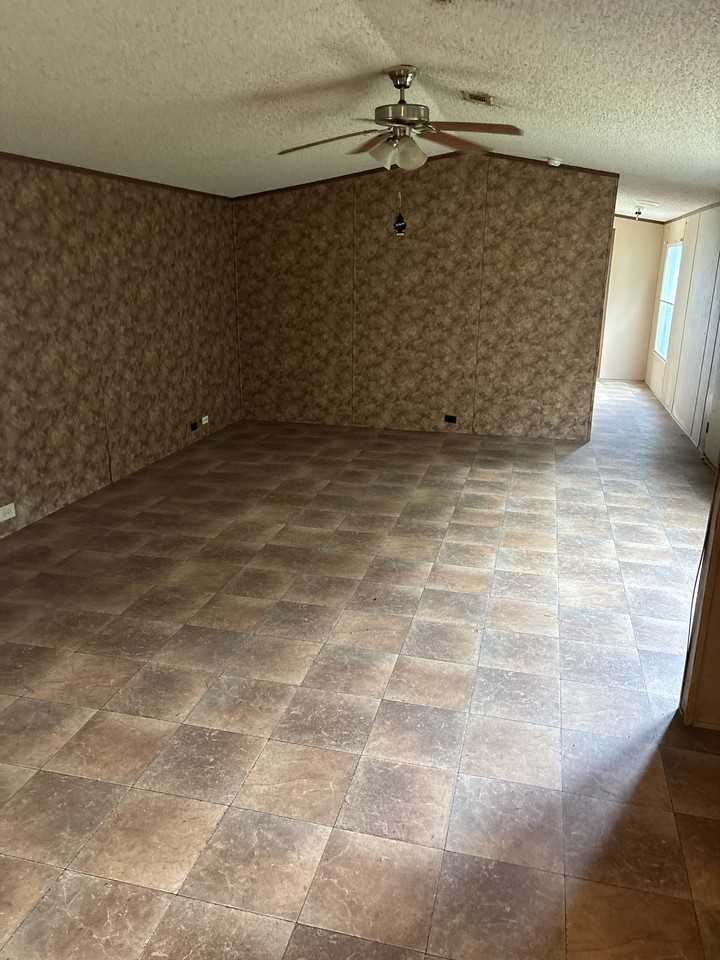 407 E Main St - Photo 5 of 11