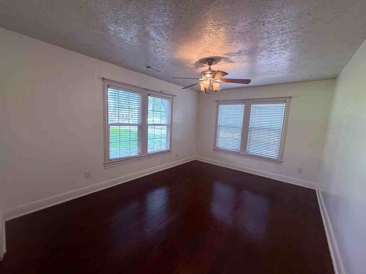212 W Hunnicutt Ave #1 - Photo 4 of 14